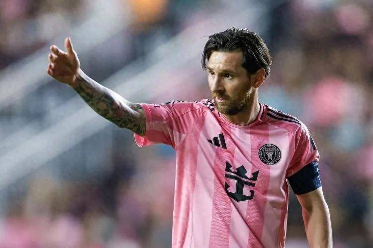 足坛两大新闻：梅西或续约迈阿密国际，拉菲尼亚夏季或被交易